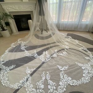 Exquisite White Lace Wedding Veil